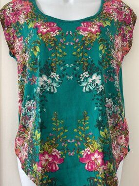 Hardly Worn LC Lauren Conrad Green Floral Shirt w triple keyhole back detail XS